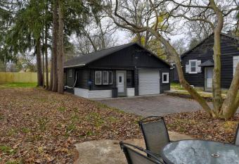Clintonville Bungalow Under The Pines allows 18 year olds to book a room