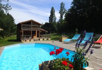 Le chalet de Cavailla has Smoking rooms