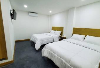 buen lugar para descansar.         allows 18 year olds to book a room