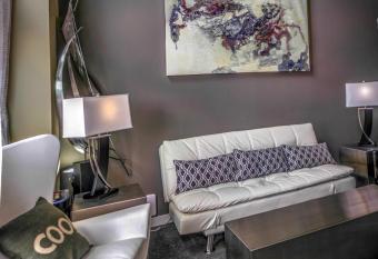 Penthouse Suite Downtown, Top Floor 4 Beds, 2Baths allows 18 year olds to book a room