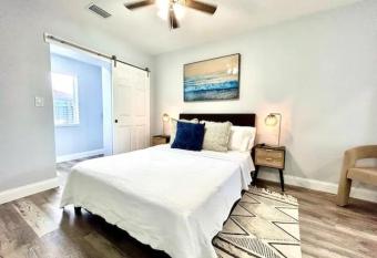 Gorgeous West Palm Apartment Near Airport has Balcony rooms