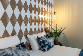 Quentin Golden Bear Hotel allows 18 year olds to book a room