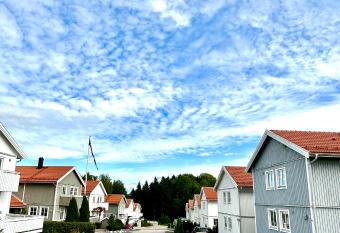 Villa Peaceful - Close to Lillestr  m, Ahus, Oslo Met, Kjeller, L  renskog, Str  mmen, Gardermoen Osl AirPort and NATURE has Balcony rooms