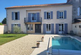 Le g  te des Orchid  es has Balcony rooms