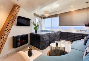 Artion Luxe Apartment has rooms with a private hot tub