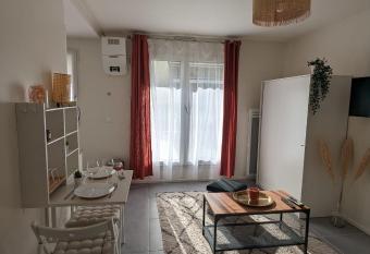 Studio Rambouillet, Parc & For  t has Balcony rooms