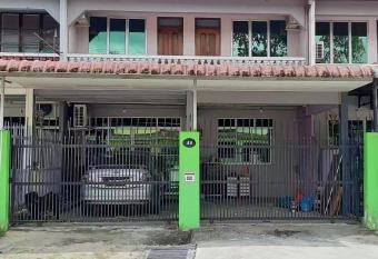 HM AIRBNB has Balcony rooms