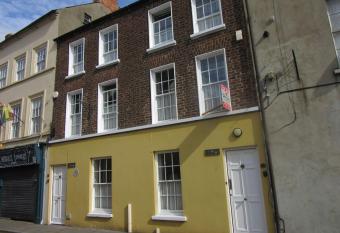 Darcus Cottage has Balcony rooms