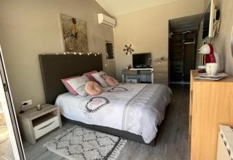 Chambre meubl  e de luxe allows 18 year olds to book a room