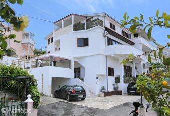 Apartments Bagaric has Smoking/Balcony rooms