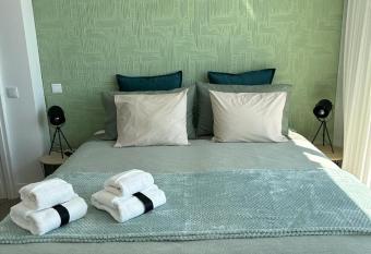 Malpique Guest House & Jacuzzi has rooms with a private hot tub