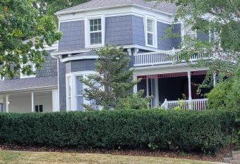 Stephens House-Beautiful Victorian vacation home has rooms with a private hot tub