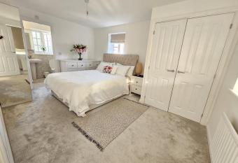 Bicester Kingsmere Accommodation with Ensuite allows 18 year olds to book a room