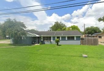 Texan Oasis with Pool, Near Attractions allows 18 year olds to book a room