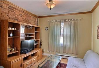 Condo tout   quip   avec acc  s au balcon/bbq et spa! has rooms with a private hot tub