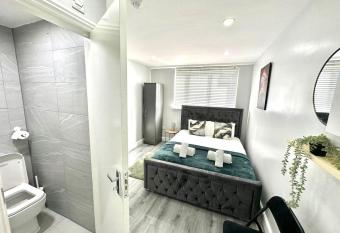 Heathrow Suites - Sandy Drive TW14 allows 18 year olds to book a room