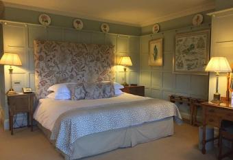 Bronze Cove Hotel allows 18 year olds to book a room