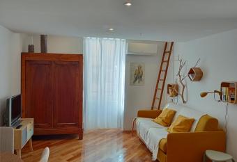 Cosy studio    Salernes allows 18 year olds to book a room