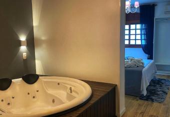 Pousada La Lavande has rooms with a private hot tub