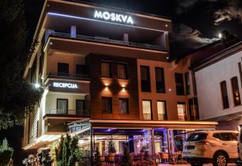 Hotel Moskva has rooms with a private hot tub