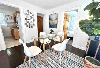 Cozy 2 Bedroom Apartment Near Local Hotspots has Balcony rooms