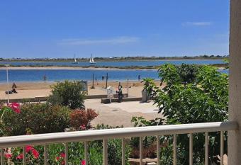 Au bord de la plage du Grazel has Balcony rooms