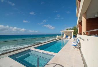 Luxury Ocean front SeaDreams 2 with 7 Mile Beach Views has rooms with a private hot tub