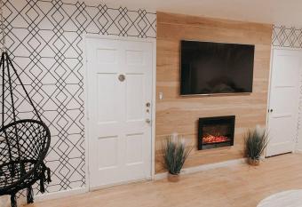 Beautiful Bright Condo Steps Away from the Beach has Balcony rooms