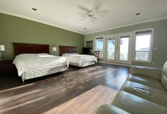 Vancouver Airport Blueberry Manor has Balcony rooms
