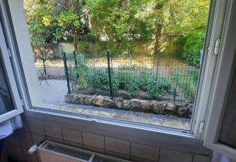 Studio jardin entier allows 18 year olds to book a room