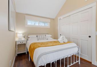 New Briarwood Estate Cherry Blossom Cottage has Balcony rooms