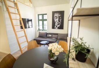 Vibrant apartment on bustling street, above a restaurant Perfect for tourists, has Balcony rooms