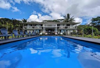 M  la o Kilauea Nature Retreat has rooms with a private hot tub