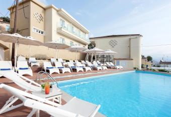 Melina Bay Boutique Hotel allows 18 year olds to book a room