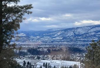 Lake and Mountain View Cozy Suite Close to Airport has Balcony rooms