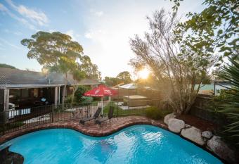 Fun Filled Renovated 80 s Gem, 400m to Beach! allows 18 year olds to book a room