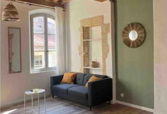 Appartement centre historique allows 18 year olds to book a room