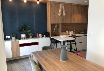 Maison de famille r  nov  e - Larmor centre bourg has Balcony rooms