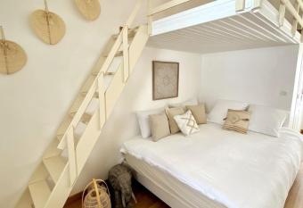 Studio style boh  me    15min des plages allows 18 year olds to book a room