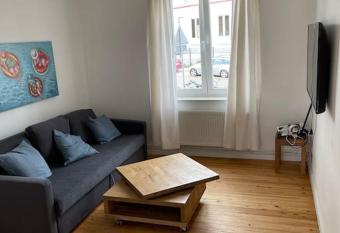 Sch  ne Wohnung mit Terrasse und gro  em Garten has Balcony rooms