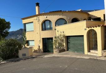 CasaLeo HARRY - Roses / Costa Brava allows 18 year olds to book a room