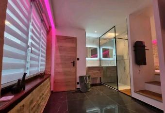 Romantique room allows 18 year olds to book a room