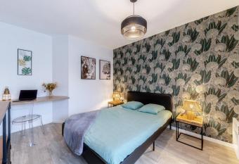 Charmant et fonctionnel allows 18 year olds to book a room