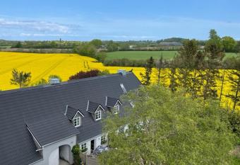 Fehrsland has rooms with a private hot tub