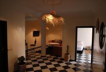 Beachside Bliss: Stylish Apt has Balcony rooms