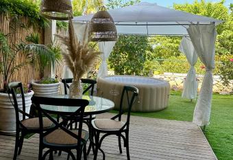 Habostan ceasarea,                             has rooms with a private hot tub