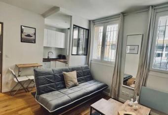 Tr  s beau studio refait    neuf 2 allows 18 year olds to book a room