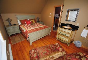 Keltic Quay Cottages & Bayfront Lodge has rooms with a private hot tub