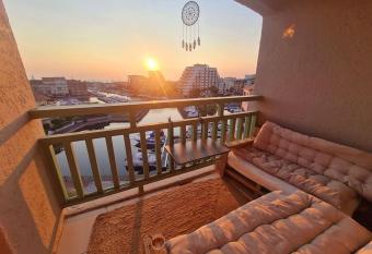 Appartement avec vue sur le port et plage    5 min has Balcony rooms