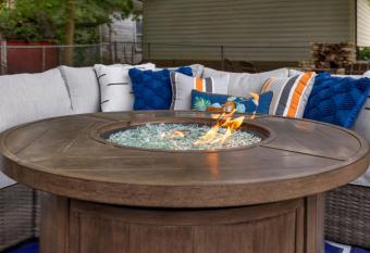 Near Drake/Downtown packed w/Amenities - Hot Tub - Movie Theater has rooms with a private hot tub